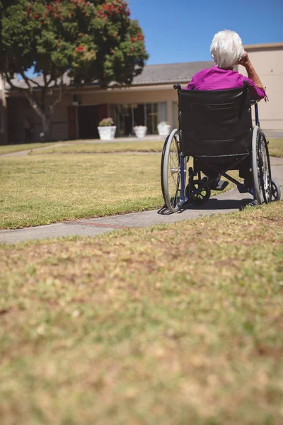 Altenpflegerin Entspannt Sich Rollstuhl Pflegeheim Park — Stockfoto