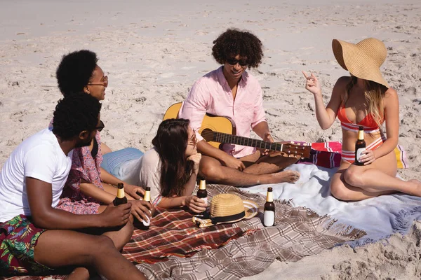 Vooraanzicht Van Een Gelukkige Multi Etnische Groep Vrienden Met Plezier — Stockfoto