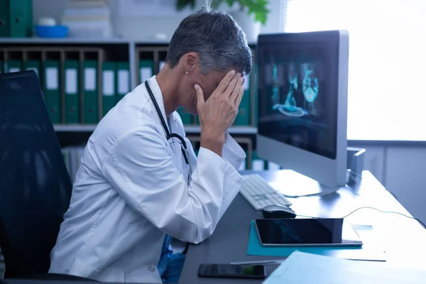 Vista Lateral Mujer Caucásica Médico Sentado Molesto Clínica Hospital —  Fotos de Stock