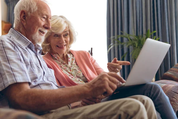 Sidovy Senior Kaukasiska Par Interagerar Med Varandra Medan Använder Laptop — Stockfoto