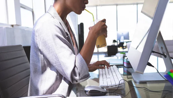 Ofiste Masada Çalışan Bilgisayar Üzerinde Çalışırken Milkshake Sahip Genç Karışık — Stok fotoğraf