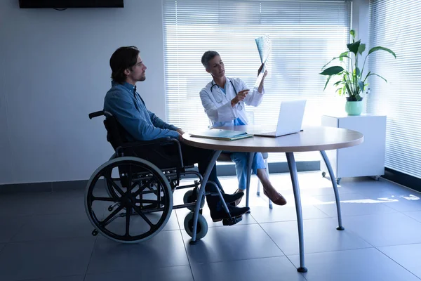 Vooraanzicht Van Volwassen Kaukasische Vrouwelijke Arts Gehandicapten Kaukasische Patiënt Bespreken — Stockfoto