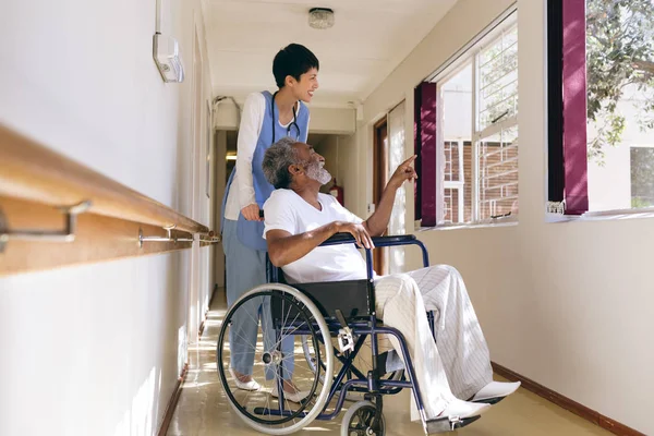 Seitenansicht Einer Asiatischen Krankenschwester Und Eines Älteren Afrikanisch Amerikanischen Patienten — Stockfoto