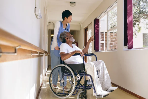 Vue Latérale Une Infirmière Asiatique Patient Afro Américain Âgé Qui — Photo