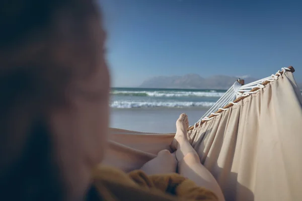 Achteraanzicht Van Kaukasische Vrouw Ontspannen Hangmat Liggend Strand Een Zonnige — Stockfoto