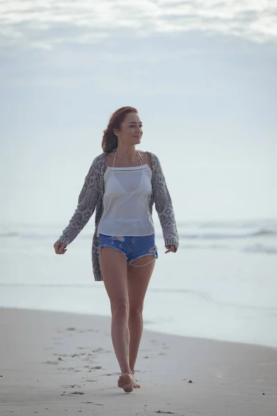 Vista Frontal Hermosa Mujer Caucásica Caminando Sobre Arena Playa Ella —  Fotos de Stock