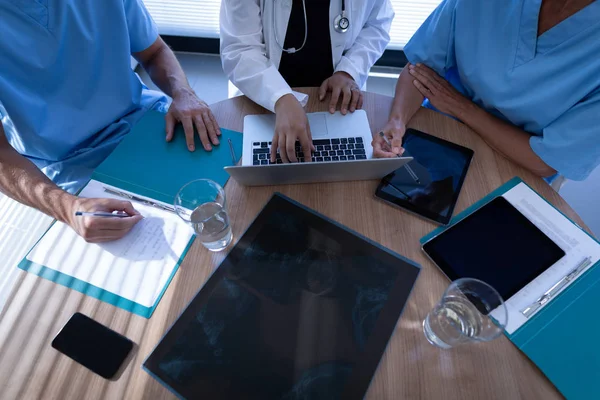 Vista Ángulo Alto Los Cirujanos Discutiendo Sobre Ordenador Portátil Clínica — Foto de Stock