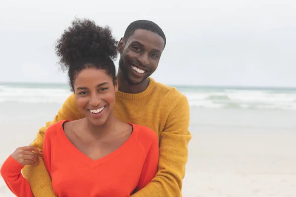 Retrato Pareja Multiétnica Pie Playa Día Soleado Están Sonriendo Mirando — Foto de Stock