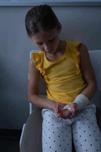 Widok Przodu Smutnej Kaukaski Dziewczyna Siedzi Złamany Rękę Klinice Szpitalu — Zdjęcie stockowe