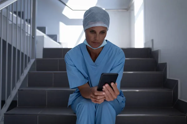 Vorderansicht Einer Kaukasischen Chirurgin Die Ein Mobiltelefon Benutzt Während Sie — Stockfoto