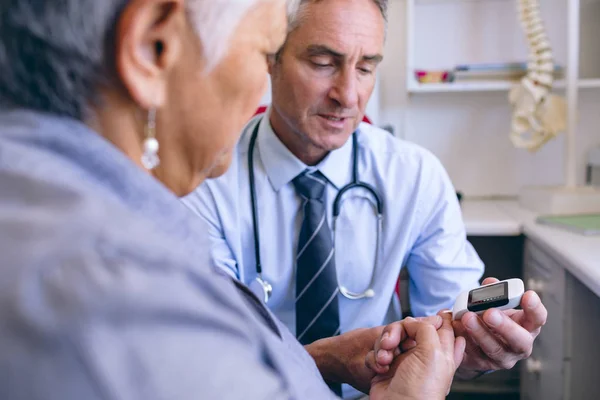 Vooraanzicht Van Gerijpte Vertrouwen Kaukasische Mannelijke Arts Behandeling Van Senior — Stockfoto