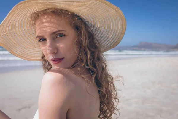 Portrait Belle Femme Caucasienne Avec Chapeau Assis Plage Par Une — Photo