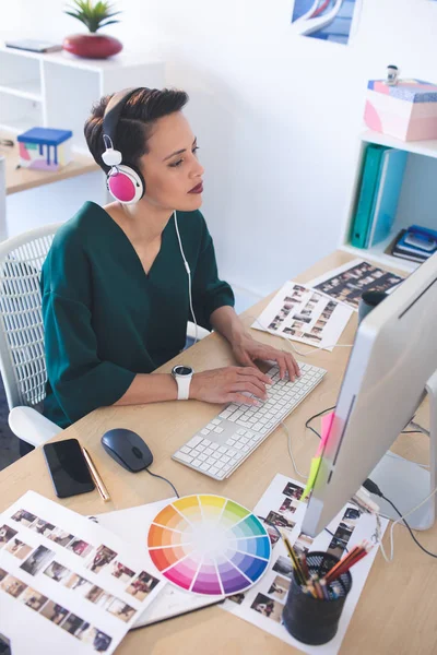 Vista Alto Angolo Bella Grafica Femminile Mista Che Lavora Computer — Foto Stock