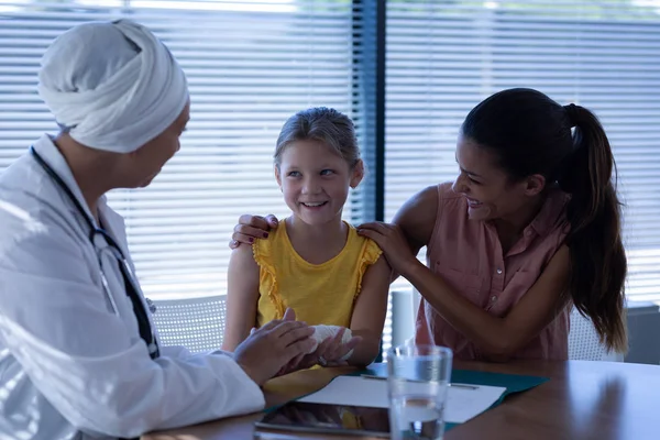 Vista Frontal Hermosa Madurada Raza Mixta Médico Femenino Interactuando Examinando — Foto de Stock