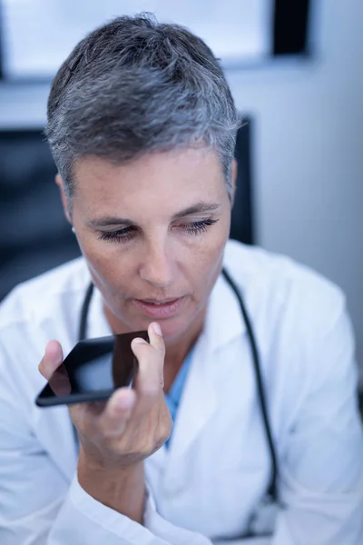 Zbliżenie Dojrzałych Kaukaski Kobieta Lekarz Rozmawia Telefon Komórkowy Klinice Szpitalu — Zdjęcie stockowe