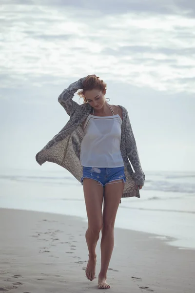 Vista Frontal Hermosa Mujer Caucásica Caminando Sobre Arena Playa Ella —  Fotos de Stock