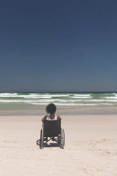 Вид Сзади Молодую Женщину Инвалида Сидящую Инвалидной Коляске Пляже Солнечный — стоковое фото
