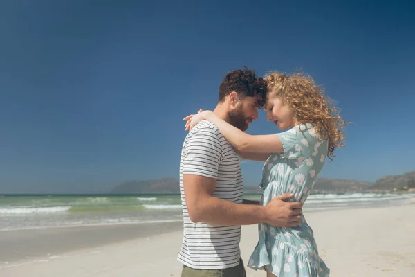 Vista Laterale Romantica Coppia Caucasica Piedi Sulla Spiaggia Una Giornata — Foto Stock