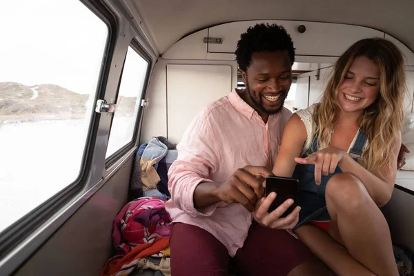 Frontansicht Eines Lachenden Multiethnischen Paares Während Sie Ihr Handy Wohnmobil — Stockfoto