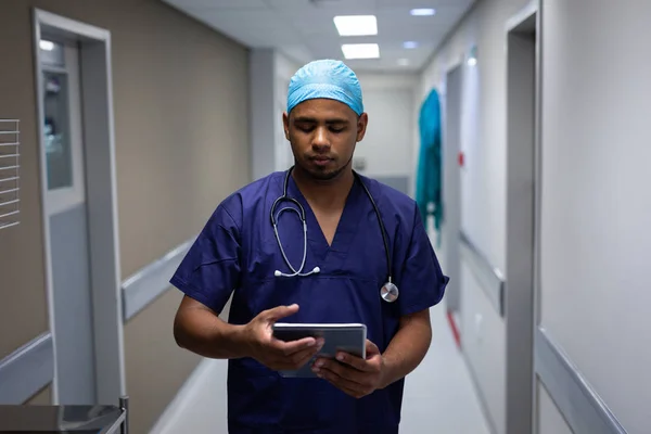 Widok Przodu Męskiego Chirurga Przy Użyciu Cyfrowego Tabletu Podczas Spaceru — Zdjęcie stockowe