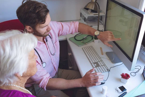 Hög Vinkel Kaukasiska Manliga Läkare Som Visar Medicinska Rapporter Datorn — Stockfoto