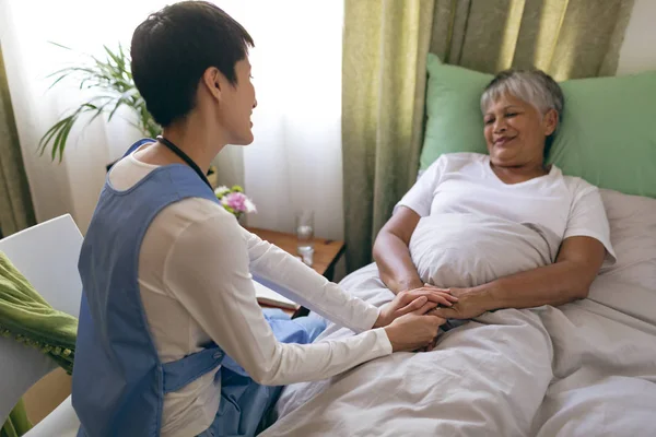 Vista Frontal Una Enfermera Asiática Que Cuida Una Paciente Raza —  Fotos de Stock