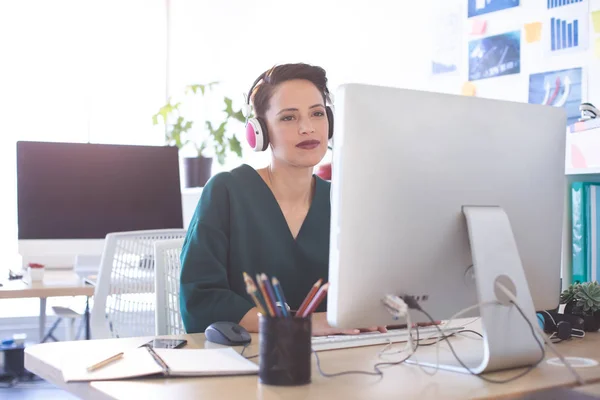 Vorderseite Der Schönen Gemischten Rasse Weibliche Führungskräfte Arbeiten Computer Schreibtisch — Stockfoto