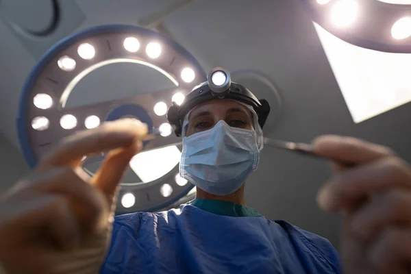 Vista Ángulo Bajo Una Cirujana Caucásica Madura Sosteniendo Instrumentos Quirúrgicos —  Fotos de Stock