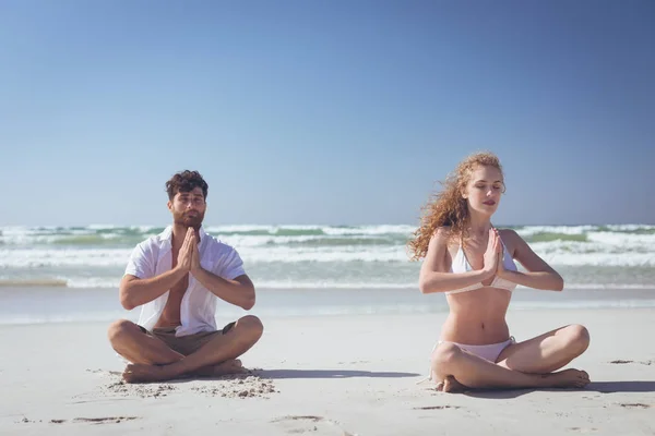 Vue Face Jeune Couple Caucasien Assis Position Lotus Pratiquant Yoga — Photo