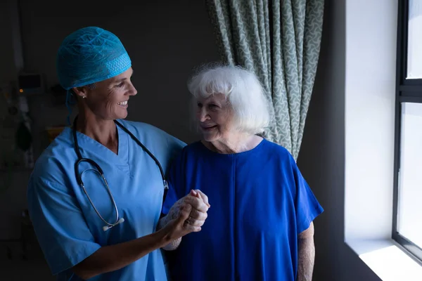 Framifrån Kaukasisk Kvinnlig Kirurg Och Senior Kaukasiska Patienten Pratar Med — Stockfoto