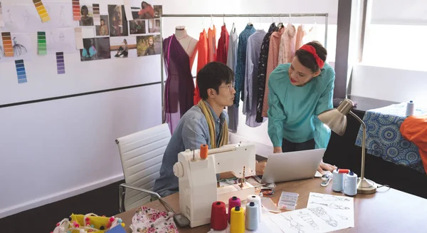 Vooraanzicht Van Multi Etnische Mode Ontwerpers Bespreken Laptop Bureau Design — Stockfoto