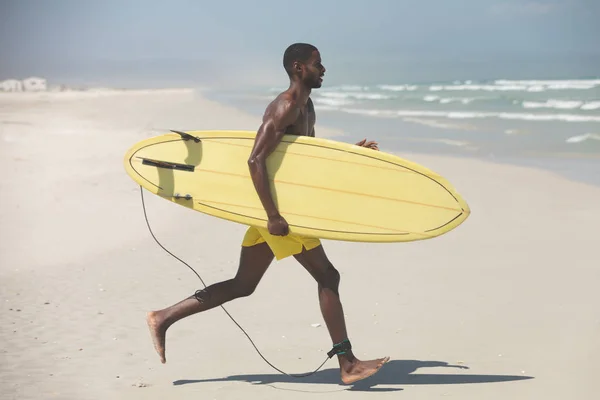 Seitenansicht Eines Gut Aussehenden Afrikanisch Amerikanischen Surfers Mit Einem Surfbrett — Stockfoto