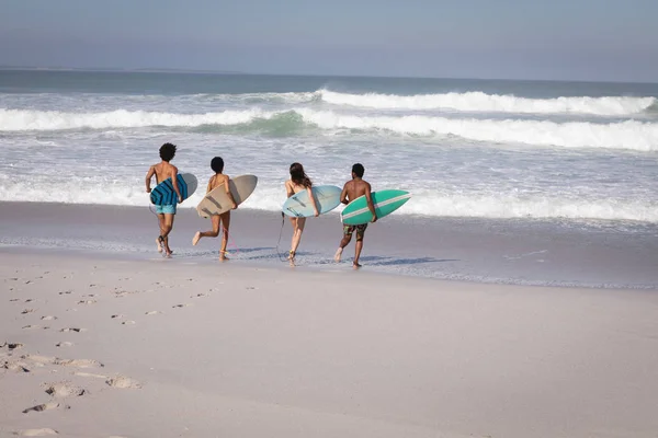Rückansicht Einer Gruppe Multiethnischer Freunde Die Mit Surfbrettern Ans Wasser — Stockfoto