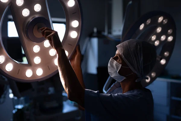 Boční Pohled Kavkazského Chirurga Opravící Chirurgické Světlo Nemocnici — Stock fotografie