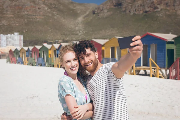Framifrån Romantiska Kaukasiska Par Tar Selfie Stående Stranden Solig Dag — Stockfoto
