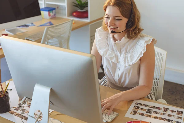 Vista Ángulo Alto Del Joven Diseñador Gráfico Femenino Caucásico Hablando — Foto de Stock