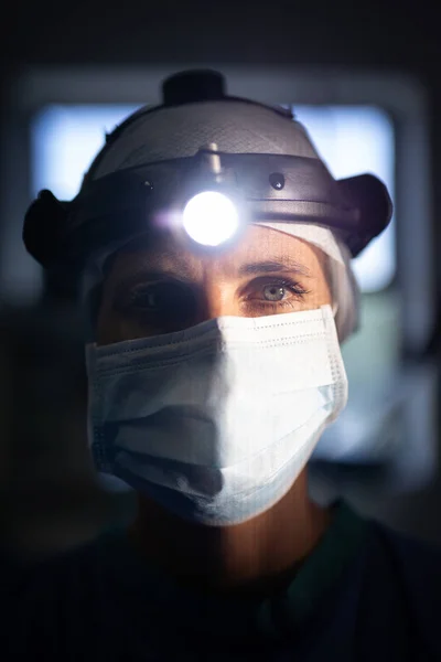 Vooraanzicht Van Een Volwassen Kaukasische Vrouwelijke Chirurg Kijken Naar Camera — Stockfoto