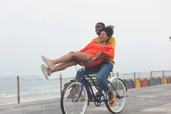 화창한 배경에 화려한 오두막으로 포장을 자전거에서 즐기는 커플의 — 스톡 사진