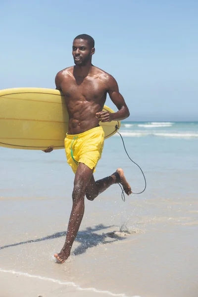 Vooraanzicht Van Knappe Fit African American Male Surfer Met Een — Stockfoto