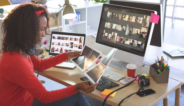 Sidovy Unga Blandad Ras Kvinnlig Grafisk Form Givare Ser Fotografier — Stockfoto