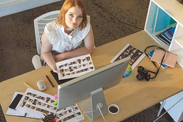 Potret Perempuan Muda Kaukasia Desainer Grafis Bekerja Meja Kantor Dia — Stok Foto