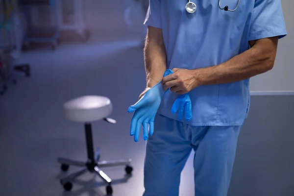 Sección Media Del Cirujano Masculino Que Pone Guantes Goma Hospital —  Fotos de Stock