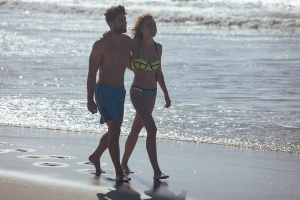 Vue Latérale Couple Caucasien Heureux Marchant Bord Océan Avec Les — Photo