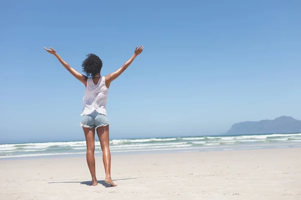 Visão Traseira Bela Jovem Com Braço Aberto Praia Dia Ensolarado — Fotografia de Stock