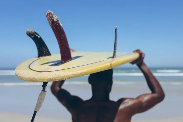 Задній Вид Fit Афро Американських Чоловіків Серфер Проведення Серфінгу Ради — стокове фото