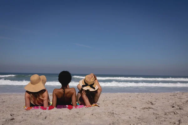 Vista Trasera Hermosas Mujeres Multiétnicas Jóvenes Tumbadas Relajadas Una Manta — Foto de Stock