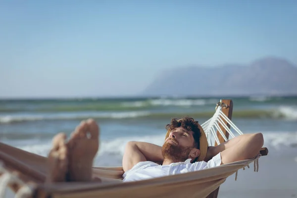 Vista Frontal Hombre Caucásico Joven Guapo Relajándose Hamaca Playa Día —  Fotos de Stock