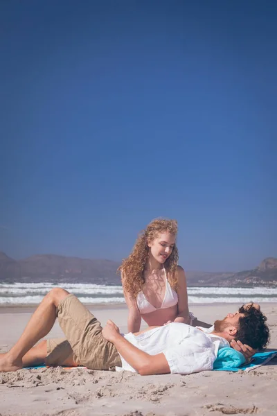 Vista Laterale Della Romantica Coppia Caucasica Che Interagisce Tra Loro — Foto Stock