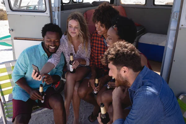 Glückliche Gruppe Multiethnischer Freunde Beim Selfie Strand Mit Einem Wohnmobil — Stockfoto