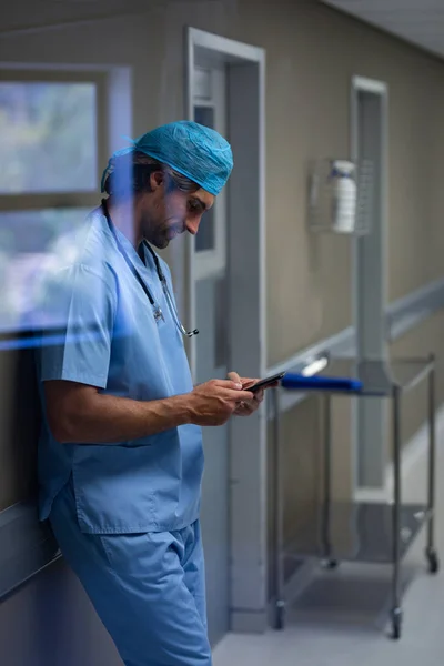 Seitenansicht Eines Kaukasischen Chirurgen Der Ein Mobiltelefon Benutzt Während Sich — Stockfoto